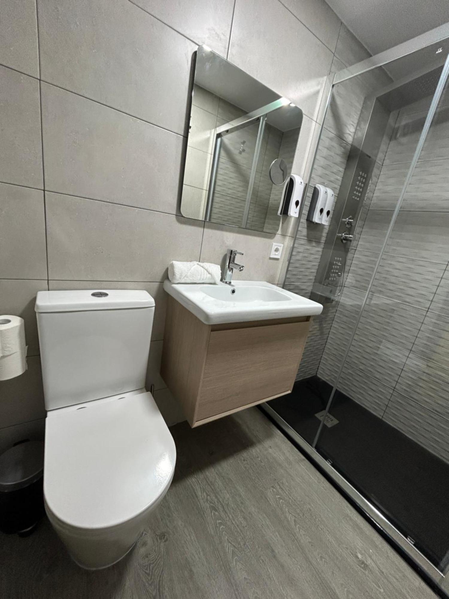 Habitacion Con Jacuzzi Y Bano Privado Madrid Bagian luar foto