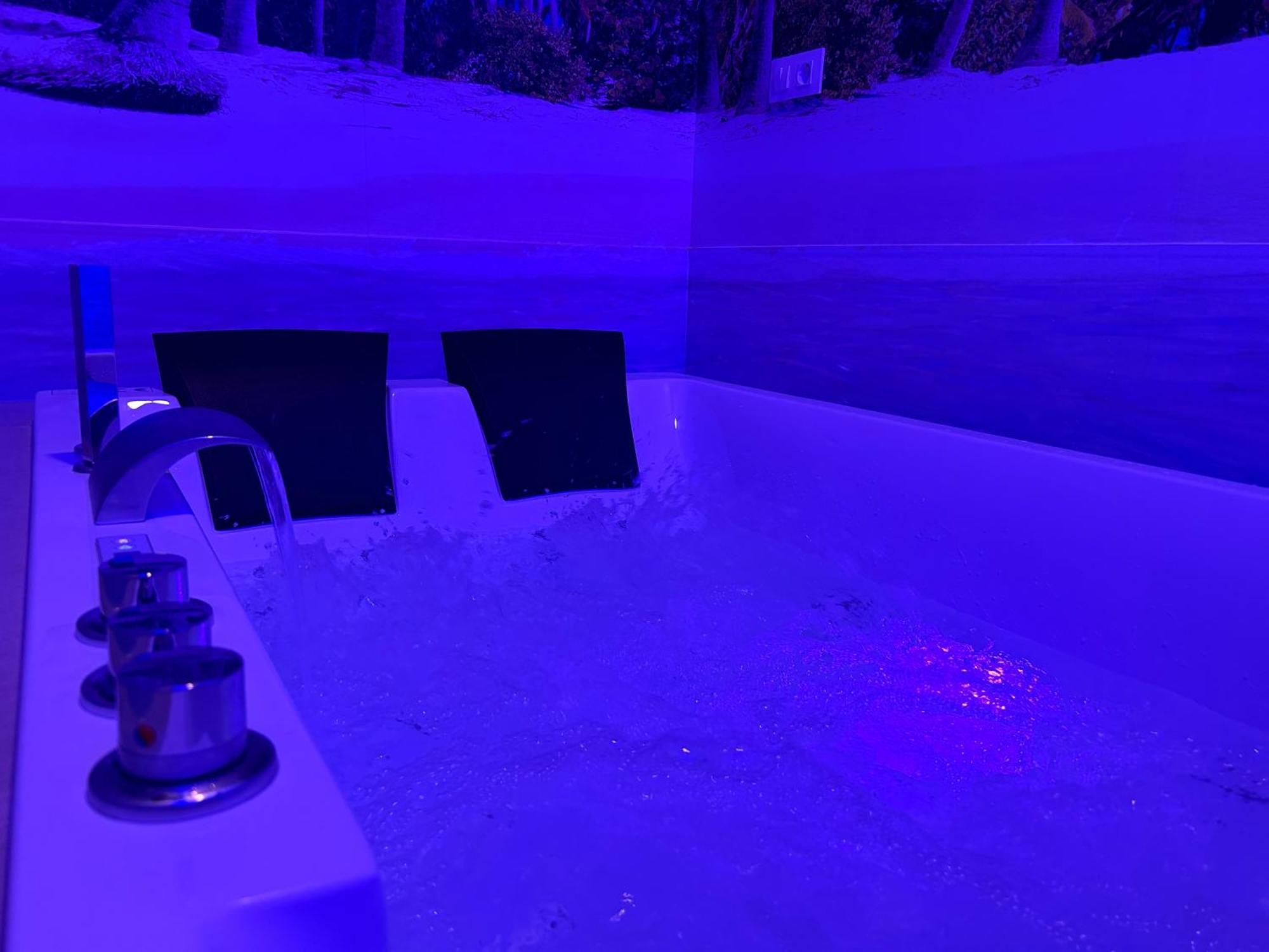 Habitacion Con Jacuzzi Y Bano Privado Madrid Bagian luar foto