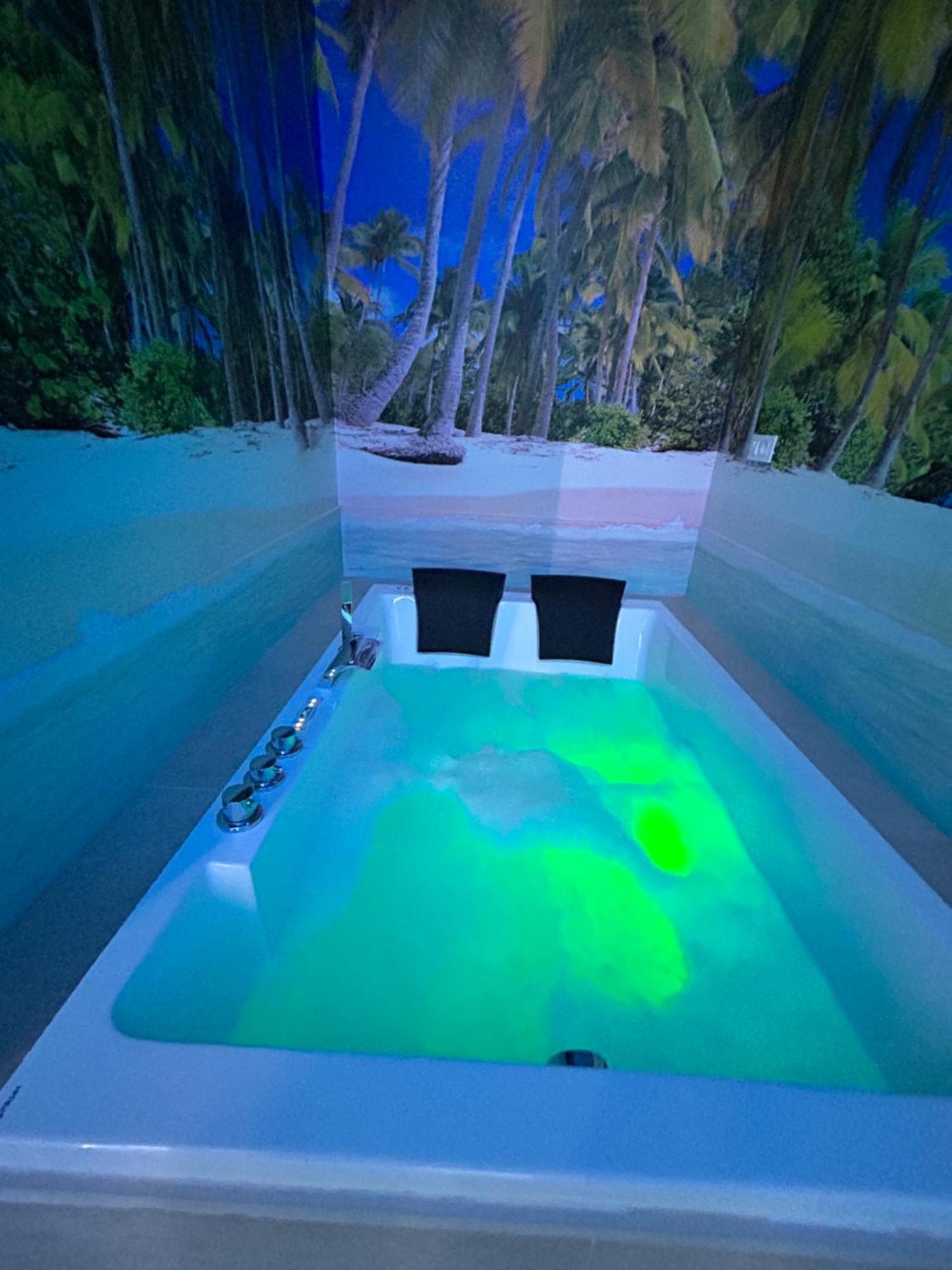 Habitacion Con Jacuzzi Y Bano Privado Madrid Bagian luar foto